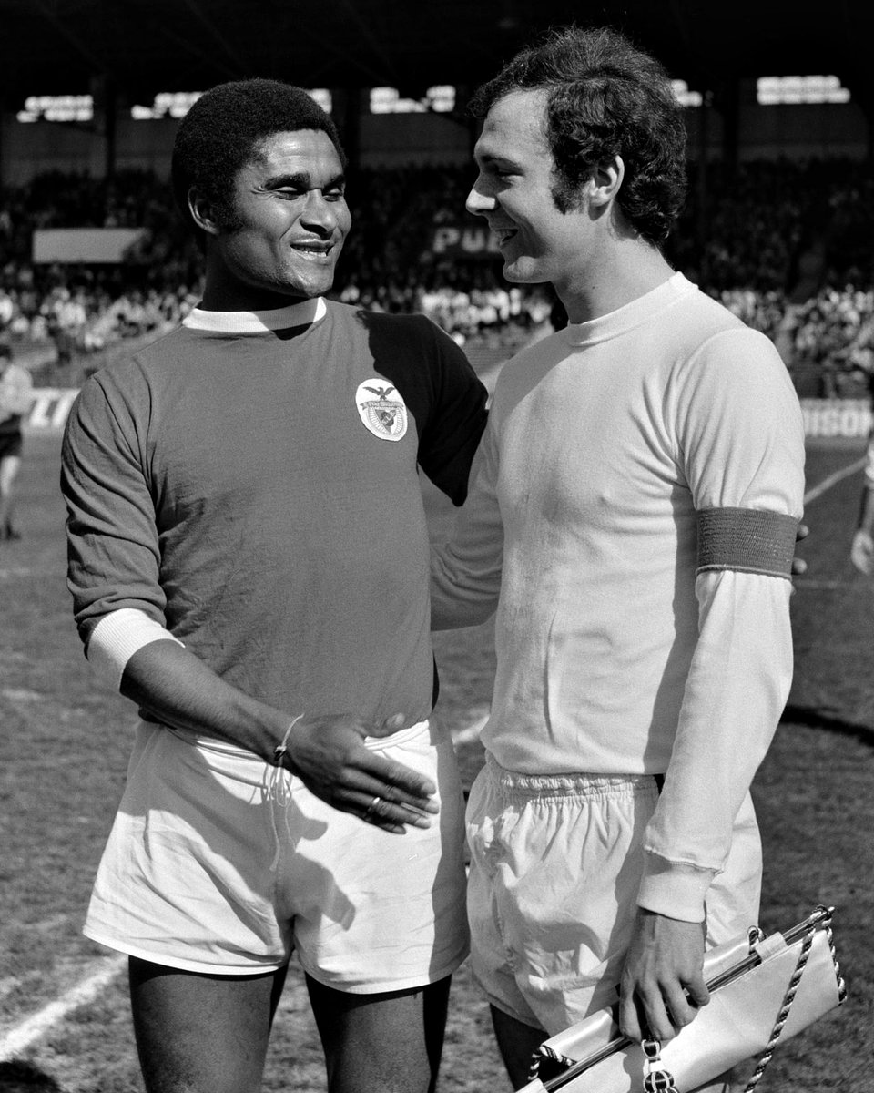 Eusébio e Franz Beckenbauer, antes de um amigável entre Benfica e Bayern em Paris. (1972)