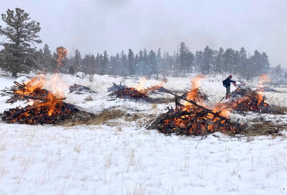 Arapaho &amp; Roosevelt National Forests Pile Burning Updates
Fire managers are monitoring conditions to begin pile burning with possible ignitions as soon as Monday, January 8, 2024.
For updates on the status of pile-burning activities throughout the week, bit.ly/48qWo0Z