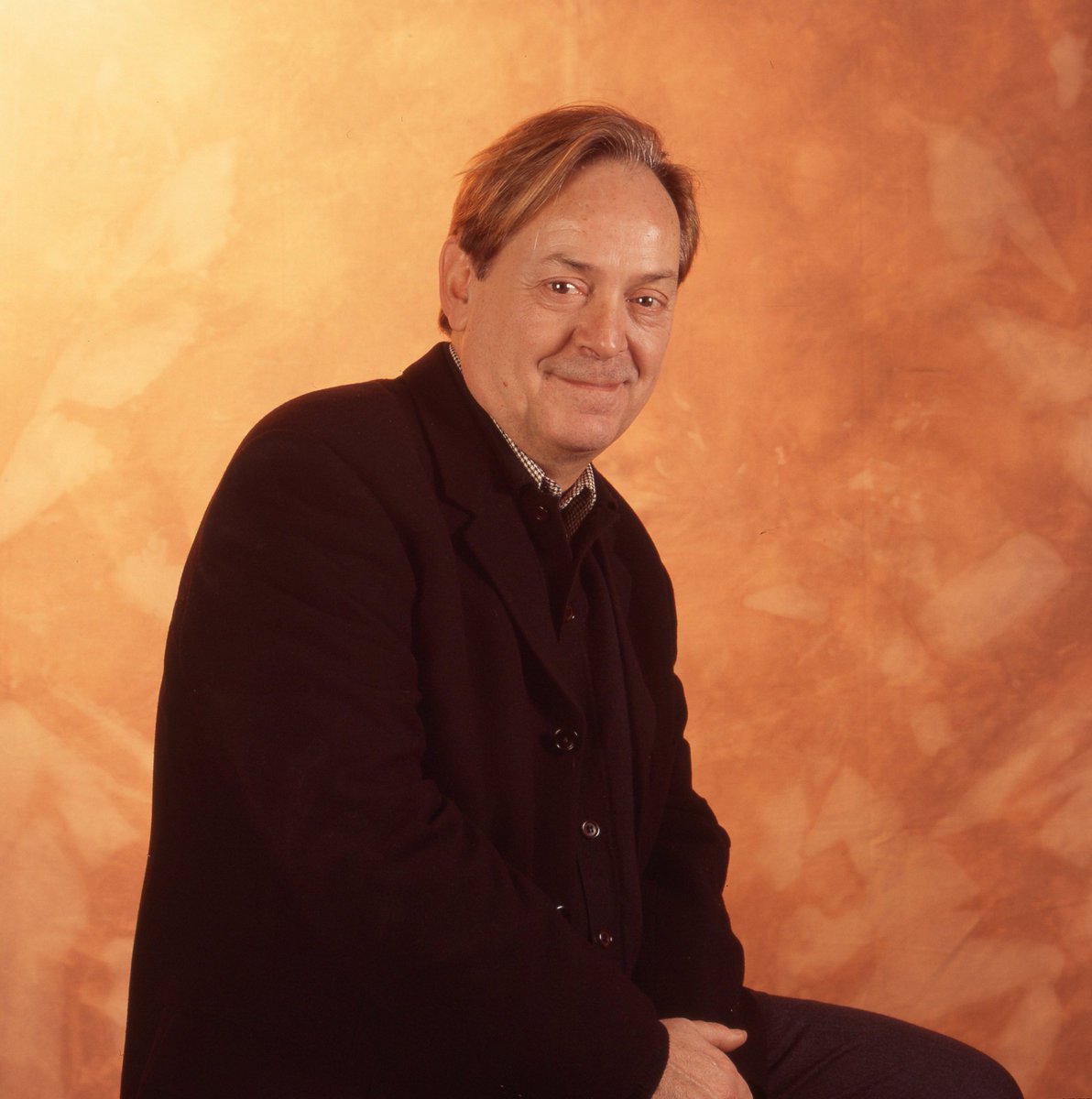 Lamentamos el fallecimiento de Ventura Pons, director de títulos como ‘Ocaña, un retrato intermitente’, ‘Actrius’, ‘Morir (o no)’, ‘Caricias’, ‘Anita no pierde el tren’ o ‘Barcelona (un mapa)’. Entre otros premios, en 2001 recibió la Medalla de Oro al Mérito en las Bellas Artes.