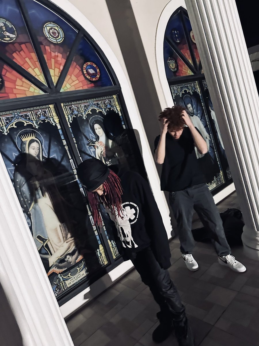 6evermir's tweet photo. the church incident @OMERTAGOON https://t.co/onN7Z8hjCf