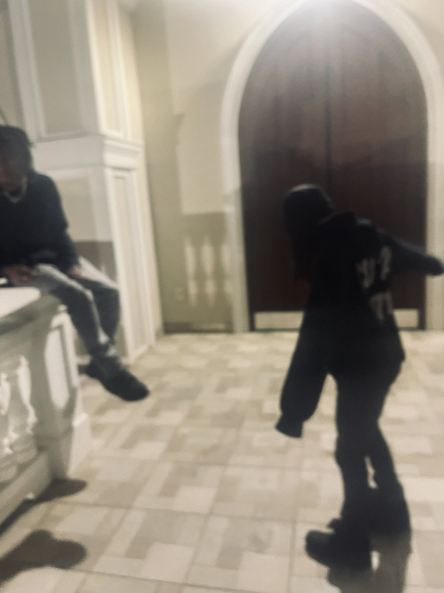 6evermir's tweet photo. the church incident @OMERTAGOON https://t.co/onN7Z8hjCf