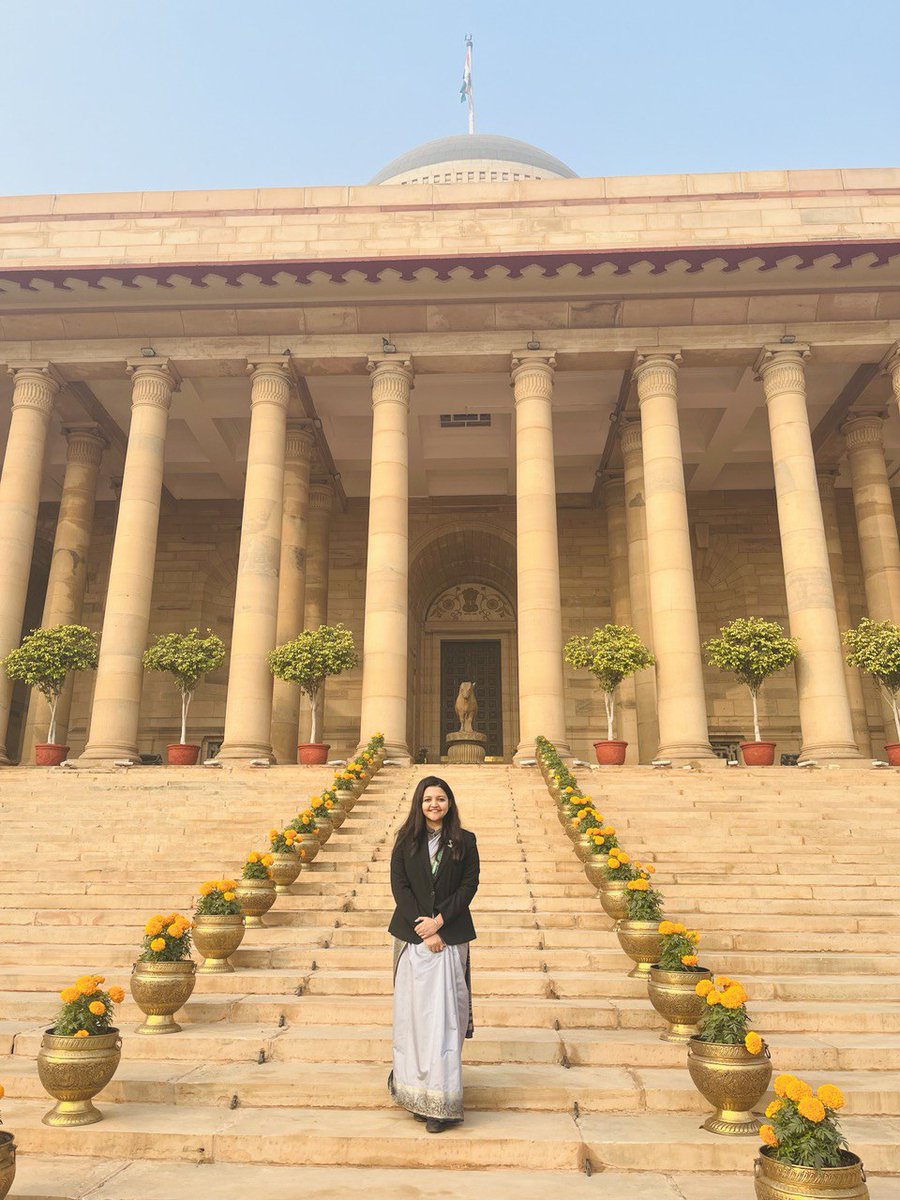 meghal_sharmaa's tweet photo. Probationers of Indian Statistical Service 2023 batch called on the Hon'ble President of India on 26.12.23
@rashtrapatibhvn @NSSTA_Official @GoIStats
.
.
.
.
#presidentofindia #NSSTA #MoSPI #IndianStatisticalService #ISS2023Batch #45thBatch #Training #Statistics https://t.co/pVzj7qjXML