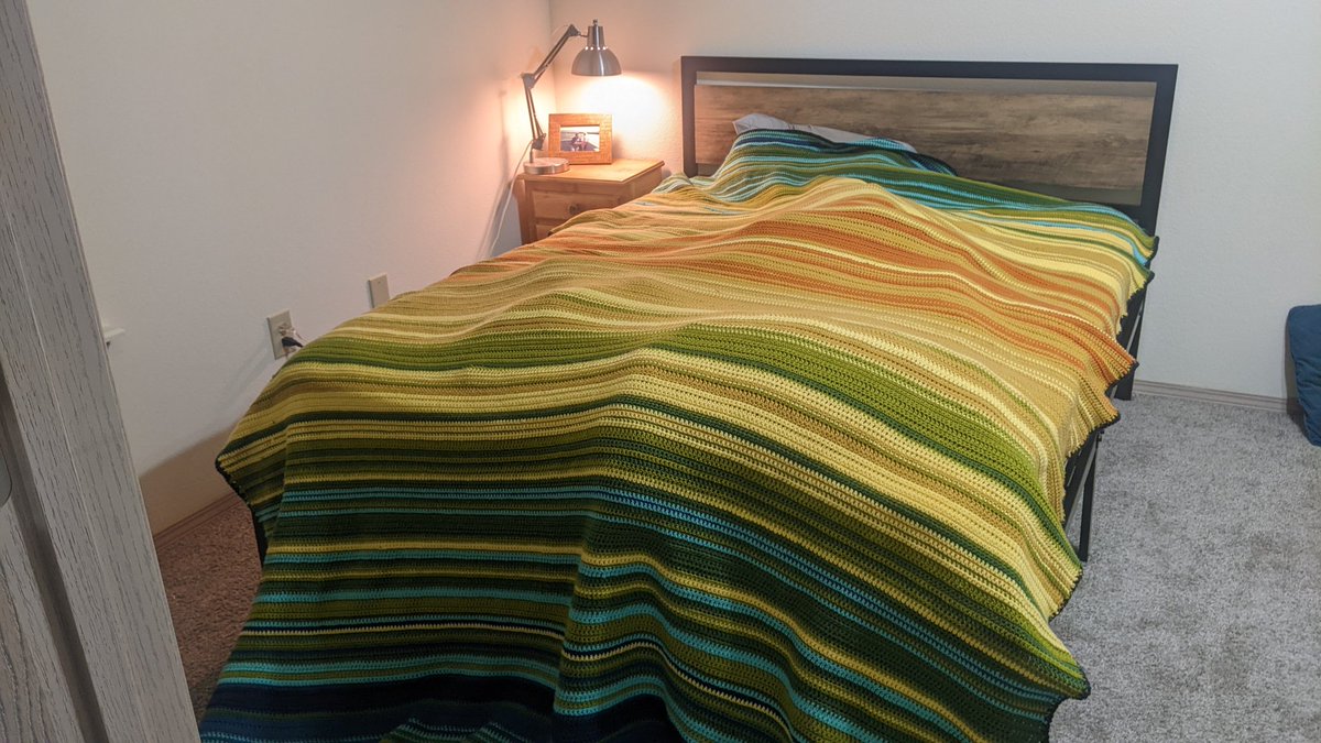 def467's tweet photo. My 2023 temperature blanket is finally complete! https://t.co/ykH08PuQip