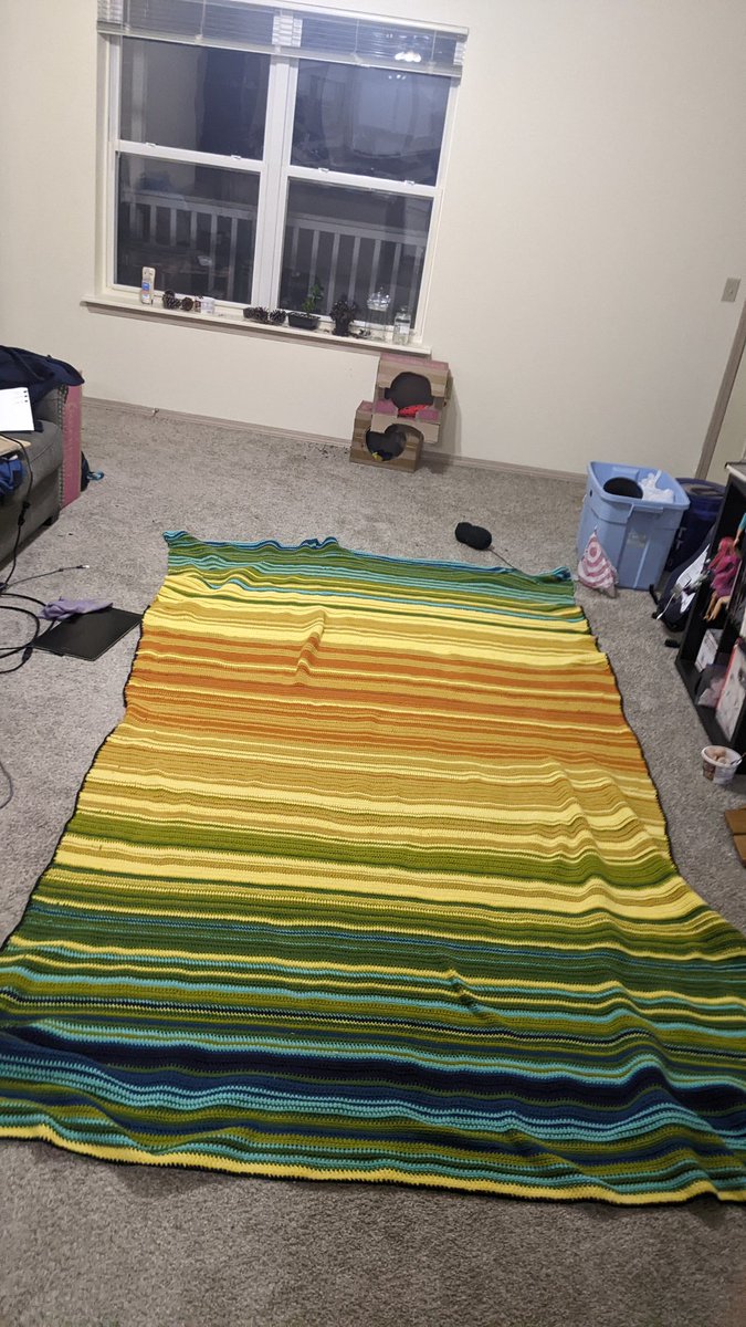 def467's tweet photo. My 2023 temperature blanket is finally complete! https://t.co/ykH08PuQip