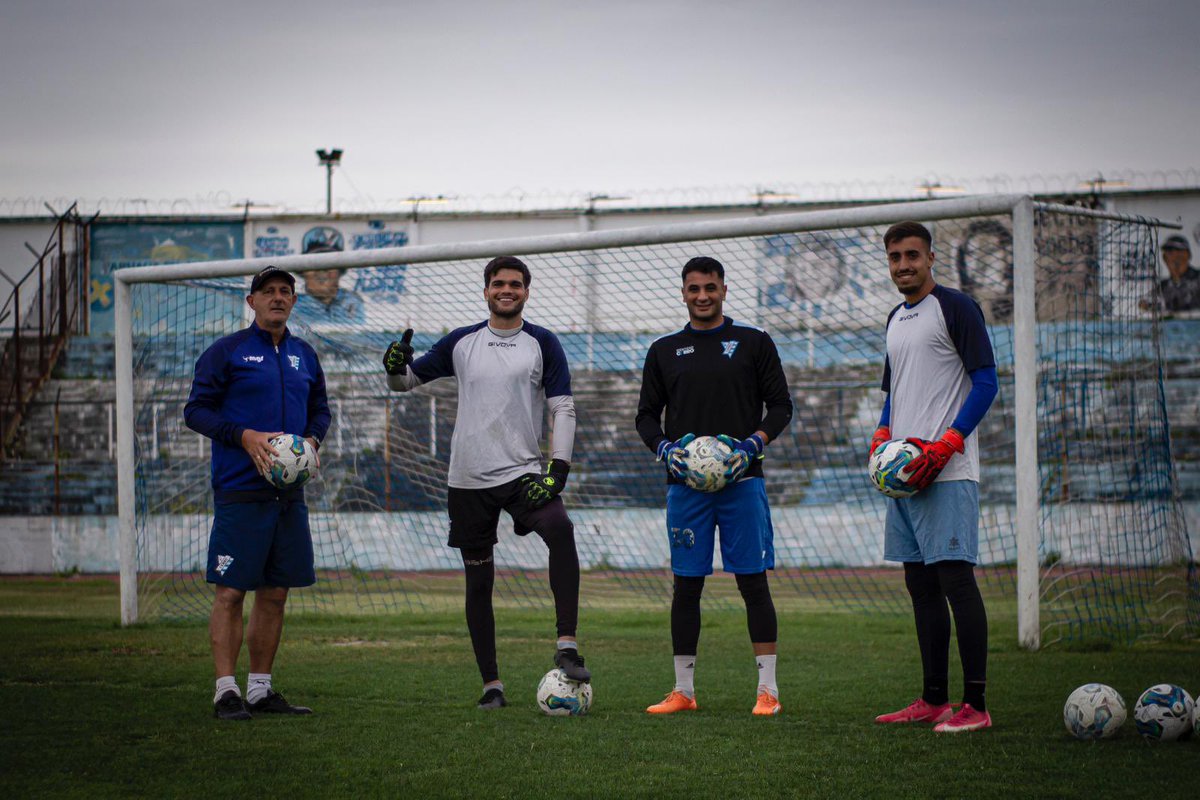 BurguezHector's tweet photo. Tras 2 años muy lindos, Cerro regresó a primera división y celebró su centenario. Hoy toca despedirse. Agradezco a todos, especialmente a funcionarios, colaboradores, dirigentes, hinchas y jugadores, incluyendo a mis arqueros. ¡Un abrazo! Lo mejor para el 2024. @CACerro_oficial https://t.co/qnkNgyIRI8