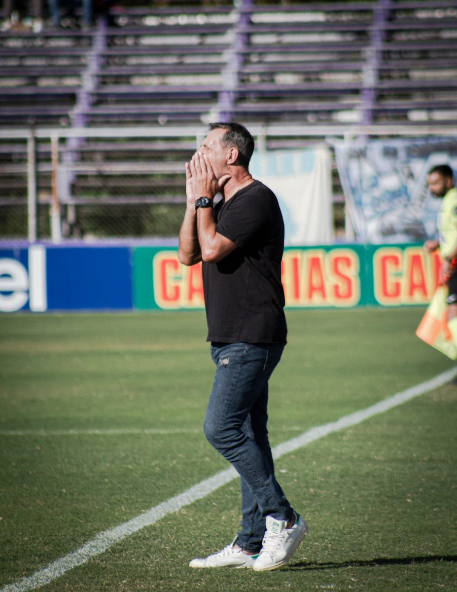 BurguezHector's tweet photo. Tras 2 años muy lindos, Cerro regresó a primera división y celebró su centenario. Hoy toca despedirse. Agradezco a todos, especialmente a funcionarios, colaboradores, dirigentes, hinchas y jugadores, incluyendo a mis arqueros. ¡Un abrazo! Lo mejor para el 2024. @CACerro_oficial https://t.co/qnkNgyIRI8