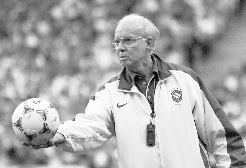 SrFutbolPy's tweet photo. Sábado: Falleció Mario Zagallo, leyenda de Brasil. Ganador de dos Mundiales como jugador, uno como DT y otro como asistente.

Lunes: Falleció Franz Beckenbauer, leyenda de Alemania. Emblema del Bayern. Ganador de dos Balones de Oro. Campeón del Mundo como jugador y como DT.

🕊🖤 https://t.co/XCYCy21vc2