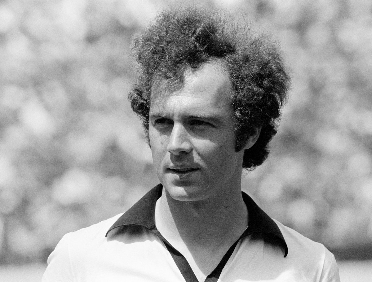 SrFutbolPy's tweet photo. Sábado: Falleció Mario Zagallo, leyenda de Brasil. Ganador de dos Mundiales como jugador, uno como DT y otro como asistente.

Lunes: Falleció Franz Beckenbauer, leyenda de Alemania. Emblema del Bayern. Ganador de dos Balones de Oro. Campeón del Mundo como jugador y como DT.

🕊🖤 https://t.co/XCYCy21vc2