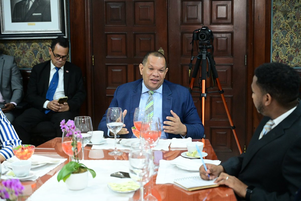 Presidente Abinader los que no llegan ni al 24 ni a fin de mes son los millones de dominicanos que a diario deben hacer malabares para hacer frente al sustento básico de sus hijos.

Dígale a esas cientos de miles de familias que están por debajo de la línea de la pobreza que en