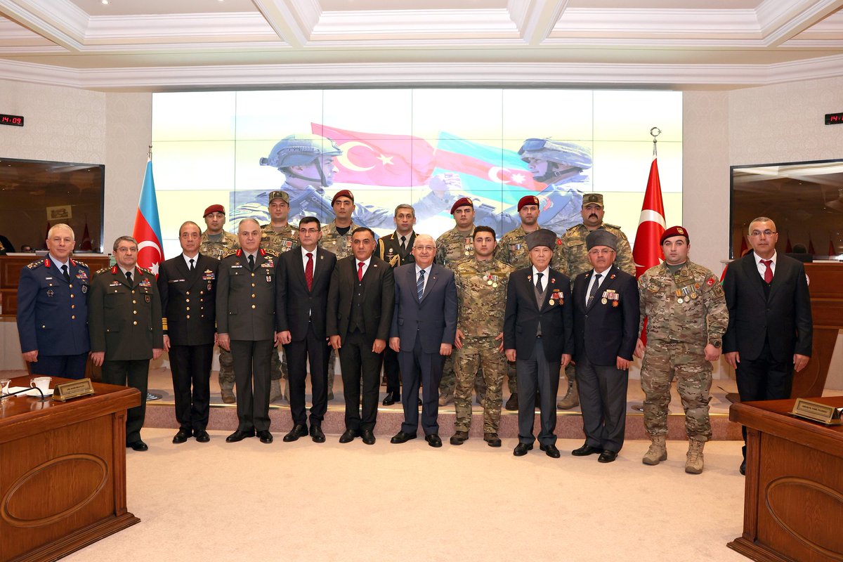 tcsavunma's tweet photo. Millî Savunma Bakanı Yaşar Güler, Azerbaycanlı gazilerimiz ile Millî Savunma Bakanlığında bir araya geldi.

Kabulde Genelkurmay Başkanı Orgeneral Metin Gürak, Deniz Kuvvetleri Komutanı Oramiral Ercüment Tatlıoğlu, Kara Kuvvetleri Komutanı Orgeneral Selçuk Bayraktaroğlu ve Hava Kuvvetleri Komutanı Orgeneral Ziya Cemal Kadıoğlu da yer aldı.

#MillîSavunmaBakanlığı #YaşarGüler