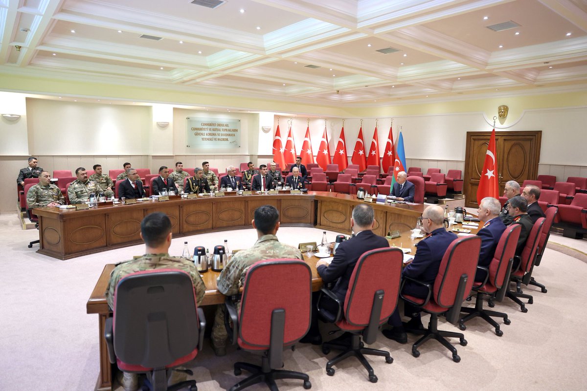 tcsavunma's tweet photo. Millî Savunma Bakanı Yaşar Güler, Azerbaycanlı gazilerimiz ile Millî Savunma Bakanlığında bir araya geldi.

Kabulde Genelkurmay Başkanı Orgeneral Metin Gürak, Deniz Kuvvetleri Komutanı Oramiral Ercüment Tatlıoğlu, Kara Kuvvetleri Komutanı Orgeneral Selçuk Bayraktaroğlu ve Hava Kuvvetleri Komutanı Orgeneral Ziya Cemal Kadıoğlu da yer aldı.

#MillîSavunmaBakanlığı #YaşarGüler