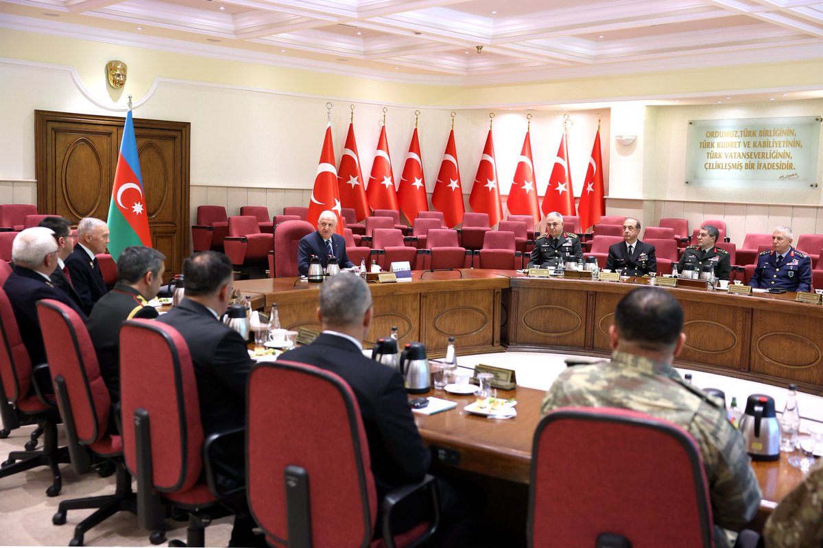 tcsavunma's tweet photo. Millî Savunma Bakanı Yaşar Güler, Azerbaycanlı gazilerimiz ile Millî Savunma Bakanlığında bir araya geldi.

Kabulde Genelkurmay Başkanı Orgeneral Metin Gürak, Deniz Kuvvetleri Komutanı Oramiral Ercüment Tatlıoğlu, Kara Kuvvetleri Komutanı Orgeneral Selçuk Bayraktaroğlu ve Hava Kuvvetleri Komutanı Orgeneral Ziya Cemal Kadıoğlu da yer aldı.

#MillîSavunmaBakanlığı #YaşarGüler