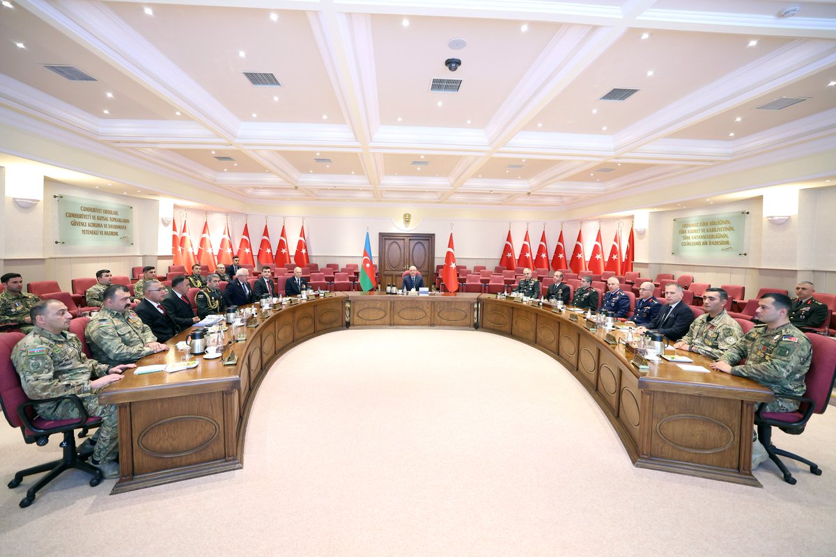 tcsavunma's tweet photo. Millî Savunma Bakanı Yaşar Güler, Azerbaycanlı gazilerimiz ile Millî Savunma Bakanlığında bir araya geldi.

Kabulde Genelkurmay Başkanı Orgeneral Metin Gürak, Deniz Kuvvetleri Komutanı Oramiral Ercüment Tatlıoğlu, Kara Kuvvetleri Komutanı Orgeneral Selçuk Bayraktaroğlu ve Hava Kuvvetleri Komutanı Orgeneral Ziya Cemal Kadıoğlu da yer aldı.

#MillîSavunmaBakanlığı #YaşarGüler