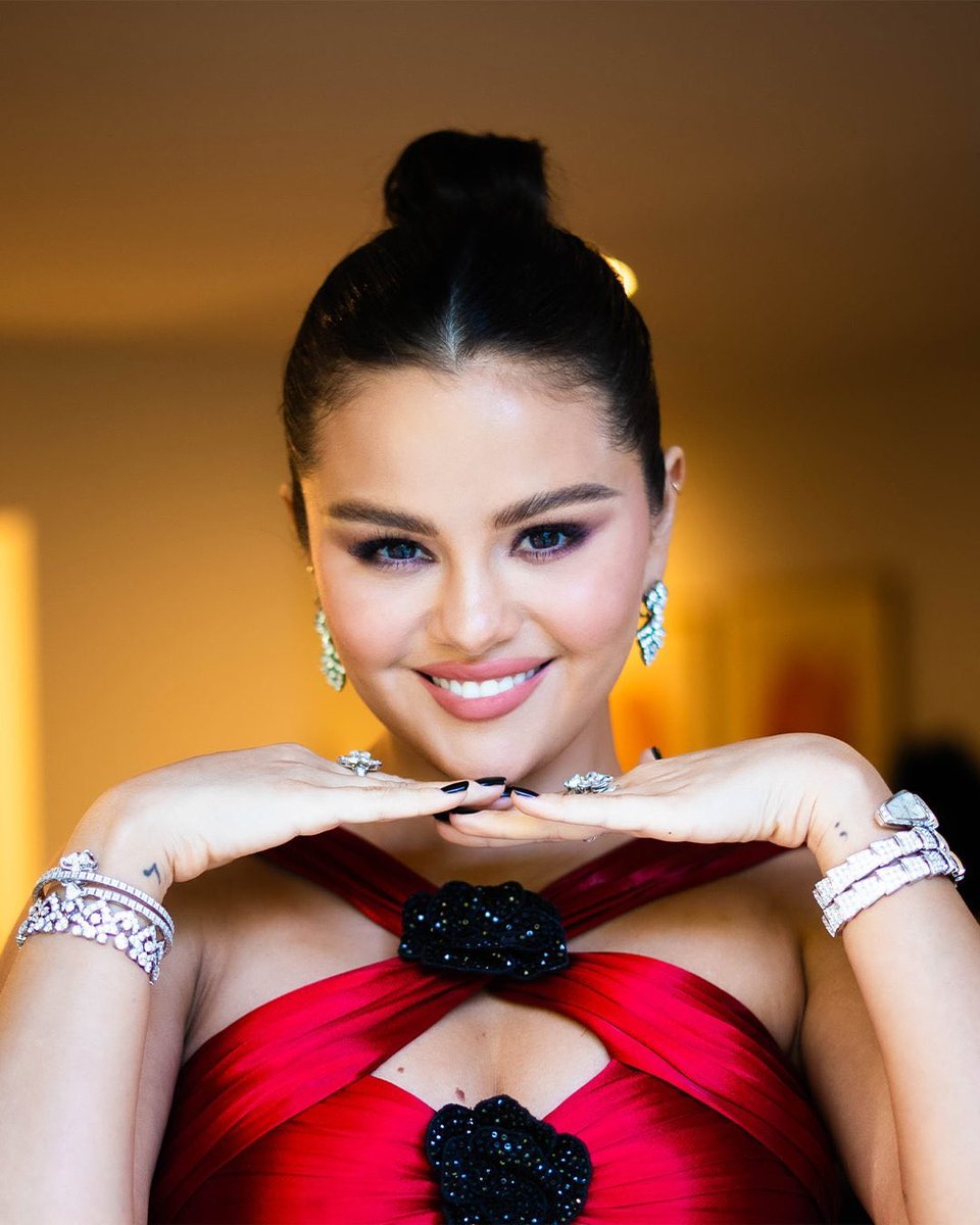 SelenaSourceFR's tweet photo. Selena Gomez x #GoldenGlobes ❤️ https://t.co/TO3GukV81r