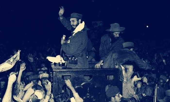 #8Ene 1959 Fidel y la libertad entran a La Habana. Desde Santiago hasta La Habana, millones de personas vitoreaban a los guerrilleros y aclamaban a Fidel Castro. Un día histórico, un mar de pueblo inundó las calles habaneras. @NicolasMaduro @WBenavides_MRT @TupamaroMRT