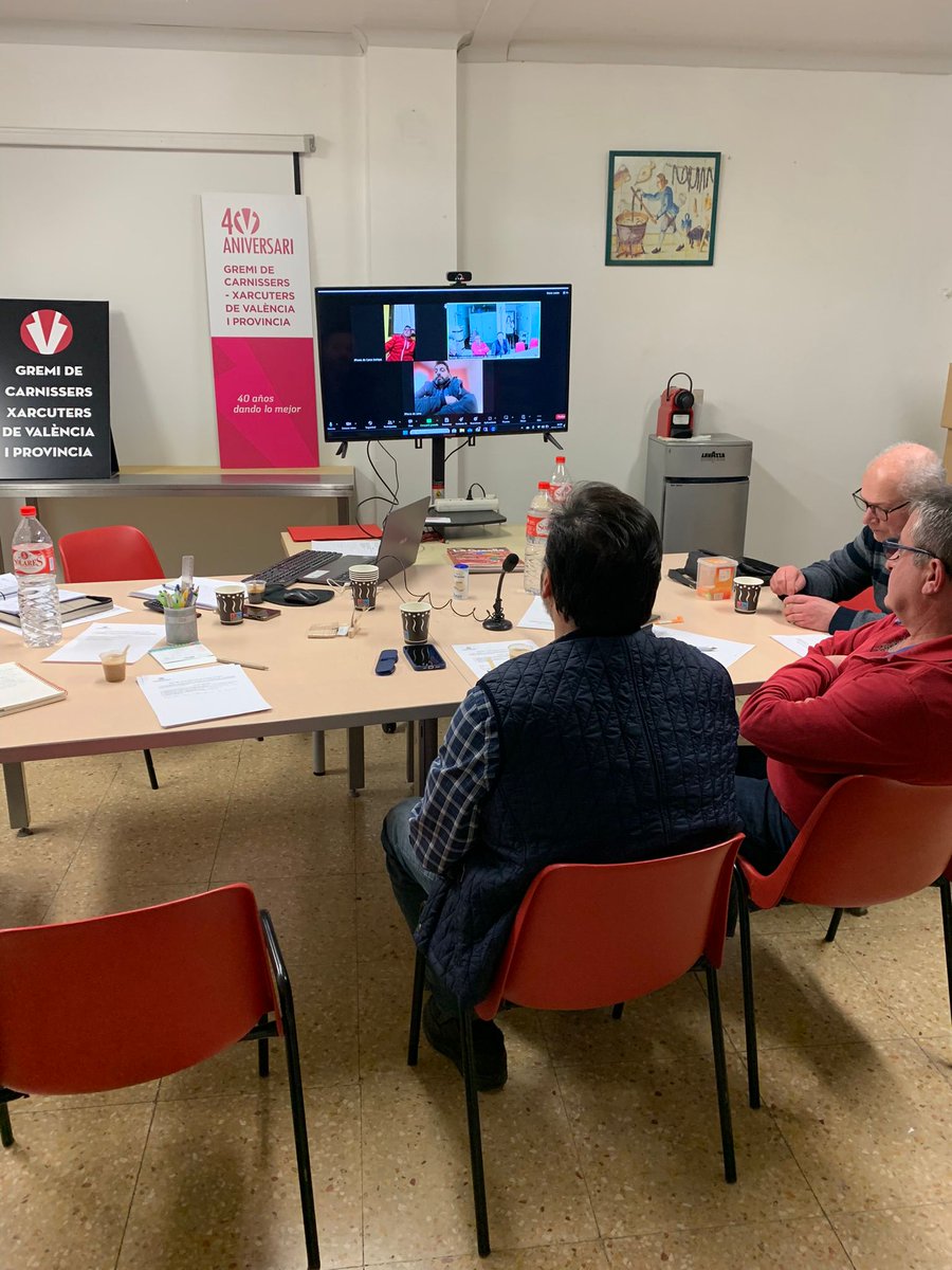 grecarval_'s tweet photo. 🔋¡¡Hoy hemos vuelto a la rutina con las pilas cargadas!!
Hemos hecho la primera reunión de Junta del 2024 para seguir planteando proyectos 👏👏
#grecarval #agremiados #juntadirectiva #junta #reunion #propositos #proyectos #juntos #femgremi #femgremifemofici https://t.co/XRutRmYc8k