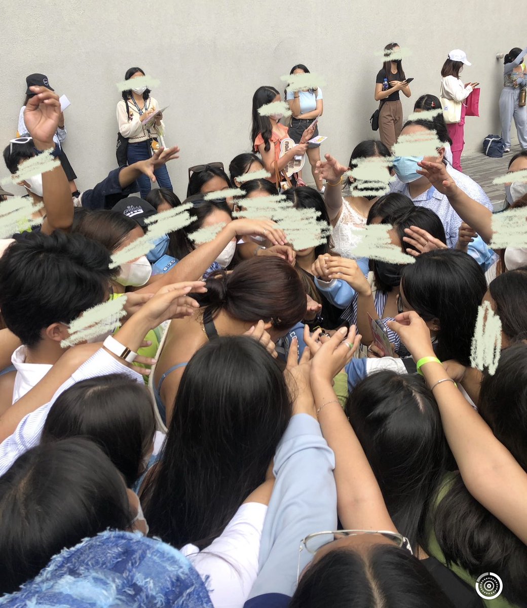 markfdiary's tweet photo. yung excited ka mamigay ng freebies pero trauma lang nakuha mo hays !!!!!!!! https://t.co/PlTcOVNvb0