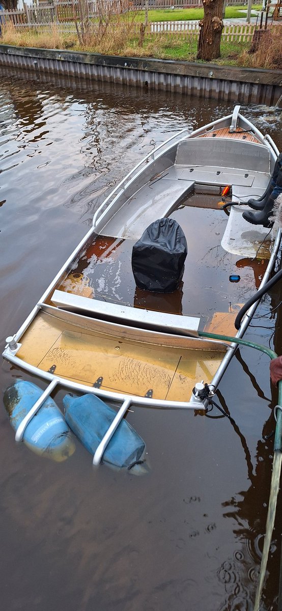 MarkBax77's tweet photo. #Klipper3Rescue. Een sloep gezonken. Met pompen drijvend gekregen, met de Tornado afgesleept naar Klipper3 waar de heftruck klaar stond om de boot uit het water te halen. Bel: 0644663303 #sleephulp #waterhulp #warns #Stavoren #morra #friesemeren #Fluessen #Tornado https://t.co/zCM4rX2OQH