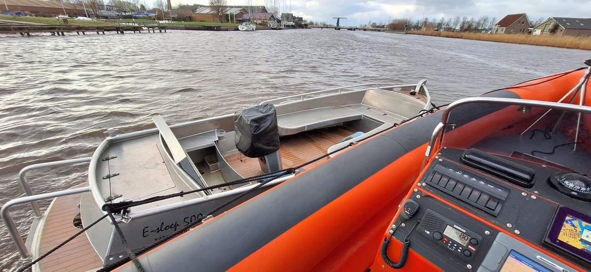 MarkBax77's tweet photo. #Klipper3Rescue. Een sloep gezonken. Met pompen drijvend gekregen, met de Tornado afgesleept naar Klipper3 waar de heftruck klaar stond om de boot uit het water te halen. Bel: 0644663303 #sleephulp #waterhulp #warns #Stavoren #morra #friesemeren #Fluessen #Tornado https://t.co/zCM4rX2OQH