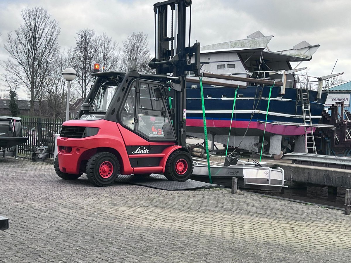 MarkBax77's tweet photo. #Klipper3Rescue. Een sloep gezonken. Met pompen drijvend gekregen, met de Tornado afgesleept naar Klipper3 waar de heftruck klaar stond om de boot uit het water te halen. Bel: 0644663303 #sleephulp #waterhulp #warns #Stavoren #morra #friesemeren #Fluessen #Tornado https://t.co/zCM4rX2OQH