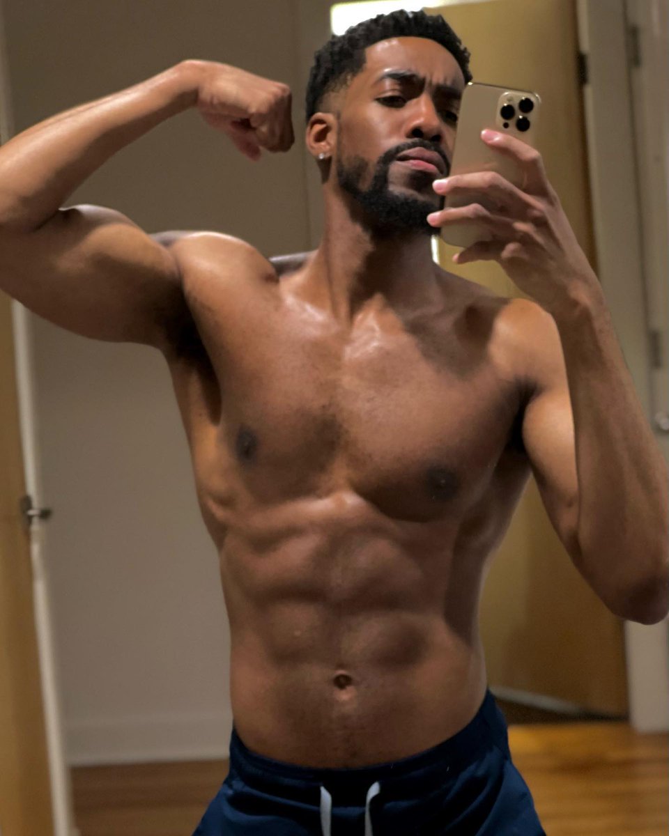 AndreBrayt27029's tweet photo. Yesterday we hit lower-body 🏋🏿‍♂️
Today we hittin’ upper - body 💪🏿

#minneapolis #andrebrayton #fitnessmodel #upperbodyworkout #lowerbodyworkout #wealthymindset #exploremore https://t.co/oiDsWOwBxG