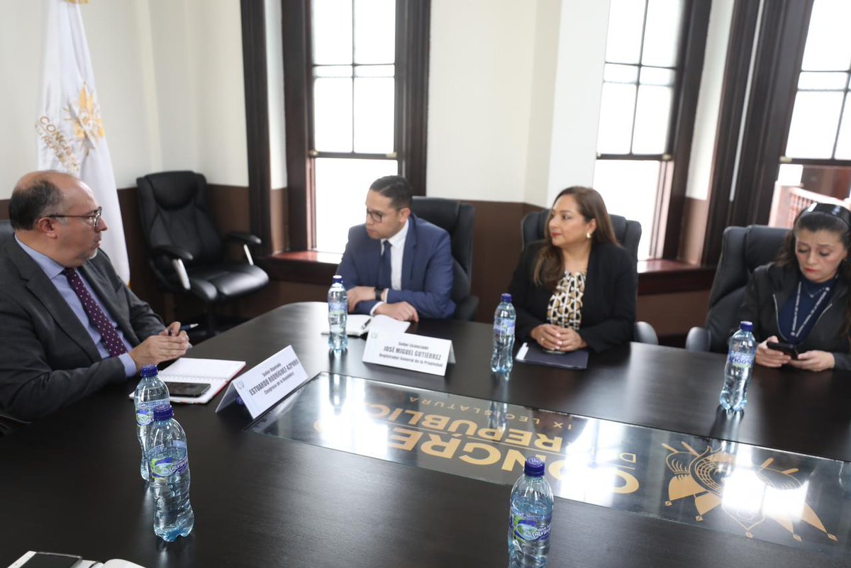 CongresoGuate's tweet photo. El diputado Estuardo Rodríguez-Azpuru, se reúne con autoridades del Registro General de la Propiedad, con el objetivo de fiscalizar los avances del cumplimiento de la Ley de Simplificación de Requisitos y Trámites Administrativos en dicha entidad. https://t.co/Rx4yTiyvgX