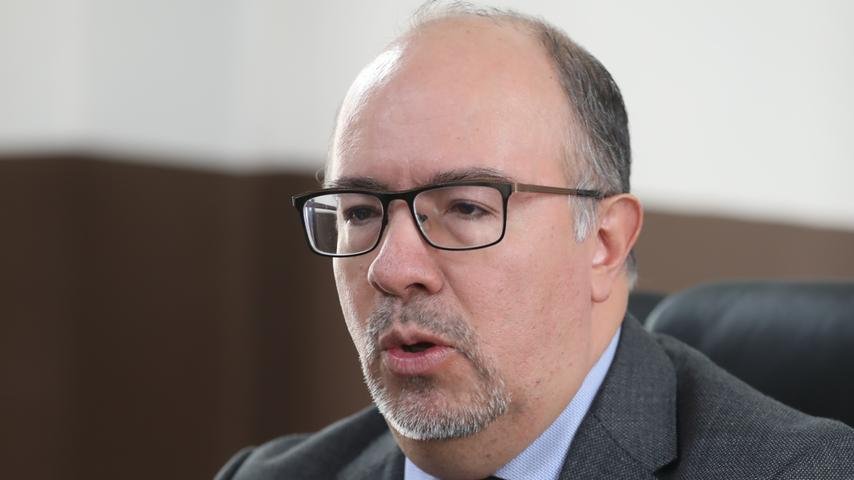 CongresoGuate's tweet photo. El diputado Estuardo Rodríguez-Azpuru, se reúne con autoridades del Registro General de la Propiedad, con el objetivo de fiscalizar los avances del cumplimiento de la Ley de Simplificación de Requisitos y Trámites Administrativos en dicha entidad. https://t.co/Rx4yTiyvgX