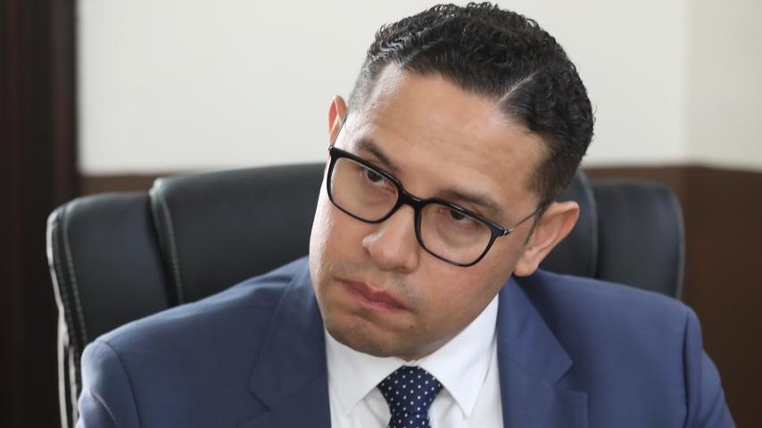 CongresoGuate's tweet photo. El diputado Estuardo Rodríguez-Azpuru, se reúne con autoridades del Registro General de la Propiedad, con el objetivo de fiscalizar los avances del cumplimiento de la Ley de Simplificación de Requisitos y Trámites Administrativos en dicha entidad. https://t.co/Rx4yTiyvgX