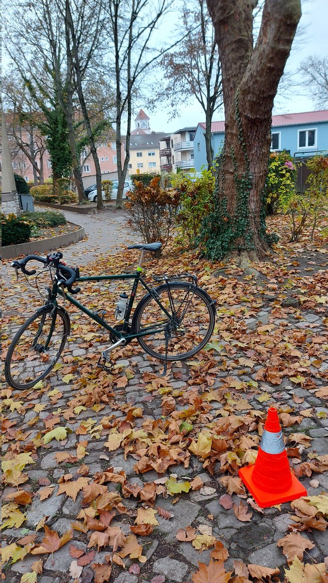 JWiegetritt's tweet photo. (02)-1 Verbindet man die Extrempunkte der Stadt #Regensburg (N-S, W-O) und bestimmt den #Schnittpunkt, so fällt er in einen Hinterhof zwischen der Landshuter Str. und der Furtmayrstraße, in Sichtweite der Pestalozzi-Schule. #Pylone. #MPTyp 02 #MPVDV https://t.co/D1NLqPDs4U