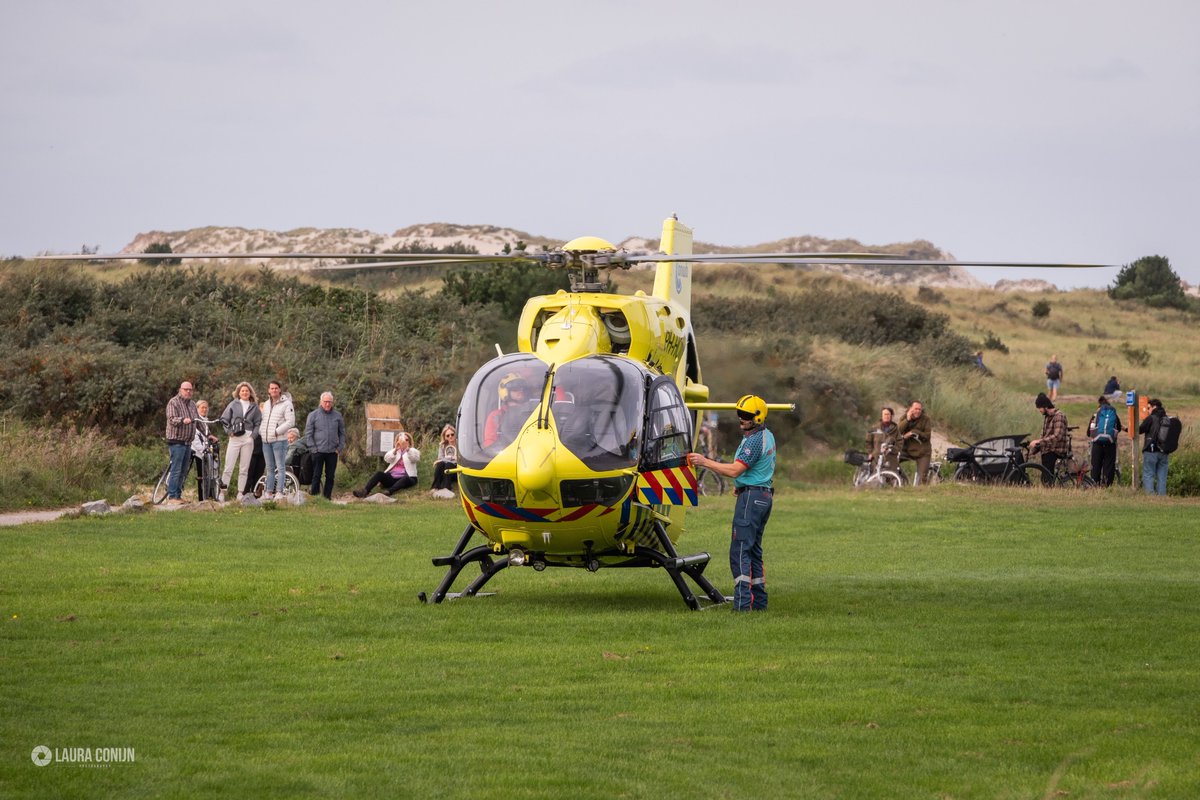 LauraaaConijn's tweet photo. Inzet van de #Medic01 ergens in de tiende maand van 2023. De laatste foto laat zien wat er gebeurd als je achter de heli gaat staan in de buurt van zand. ๐๐จ #Terschelling #ambulancehelikopter #GroeneStrand https://t.co/iMHpEADTPs