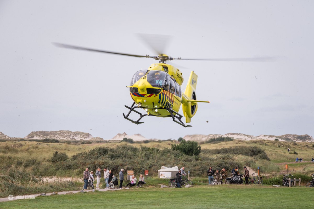 LauraaaConijn's tweet photo. Inzet van de #Medic01 ergens in de tiende maand van 2023. De laatste foto laat zien wat er gebeurd als je achter de heli gaat staan in de buurt van zand. ๐๐จ #Terschelling #ambulancehelikopter #GroeneStrand https://t.co/iMHpEADTPs