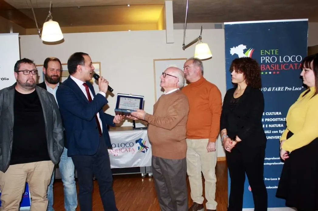 prolocobas's tweet image. Importante cerimonia celebrativa presso il GRAND HOTEL GARDEN a #Barile promossa dalla #ProLoco per la consegna delle Benemerenze ai Presidenti emeriti #ProLocoBarile Aps fondata nel 1966 tra le più longeve  della #Lucania ❤️
#prolocobasiliacata 🇮🇹