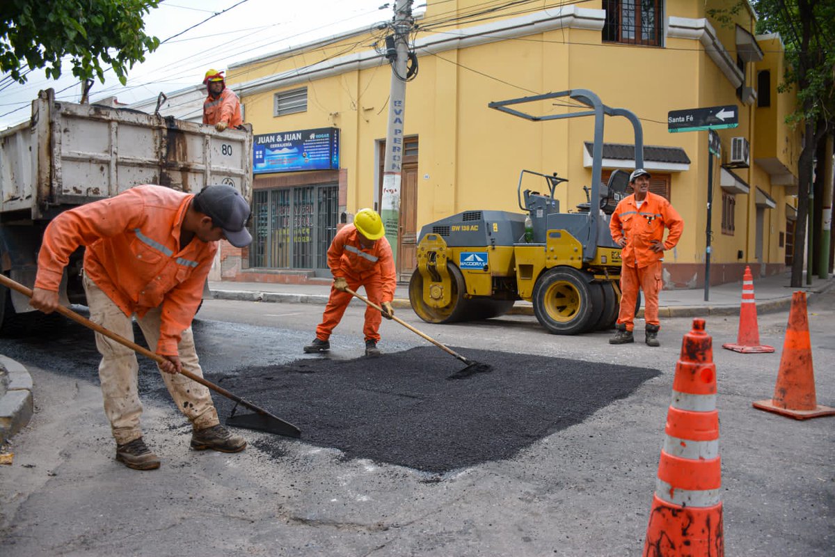 amolinalarioja's tweet photo. VISITÉ la ejecución de bacheo en micro y macro centro de la ciudad. PENSANDO en cada vecina y vecino, continuamos poniendo en marcha el acondicionamiento de las calles.

Junto al @GobDeLaRioja, trabajaremos en conjunto para beneficiar a cada riojana y riojano. https://t.co/mmXo0sqvfk