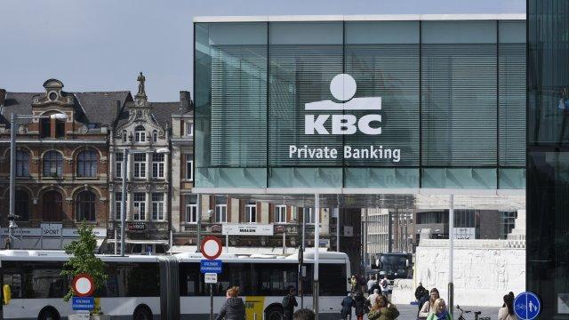 lecho's tweet photo. KBC dit adieu à la gratuité de son compte Base https://t.co/7crFzvVSoO https://t.co/HZLKEmTiUB