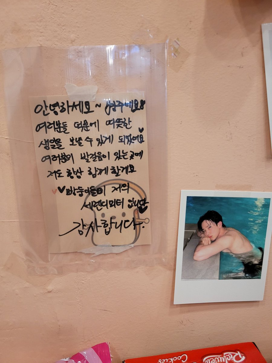 kkingkang927's tweet photo. 알록달록 진짜 예뻤어요. 병주랑 사진 100장 찍음ㅎㅎㅎ
영상 속 병주 너무 예쁘고, 포스터 디자인도 넘나 제 스타일이었어요🥰
#다시시작된_병주의_빛나는_30살
#앞으로도_빛날_빵주를_응원해 https://t.co/aWb0JE9lB2