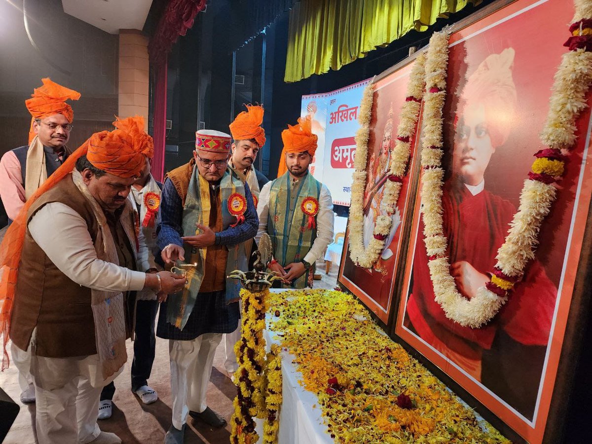 ABVPVoice's tweet photo. अभाविप जयपुर प्रांत ��ा 'अमृत महोत्सव समारोह' रा.स्व.सं. के क्षेत्रीय प्रचारक श्री निंबाराम एवं अभाविप के राष्ट्रीय सह-संगठन मंत्री श्री @PrafullaAkant की विशेष उपस्थिति में जयपुर में संपन्न हुआ। इस समारोह में विद्यार्थी परिषद के सैंकड़ों वर्तमान एवं पूर्व कार्यकर्ता उपस्थित रहे। 
 
#ABVP75