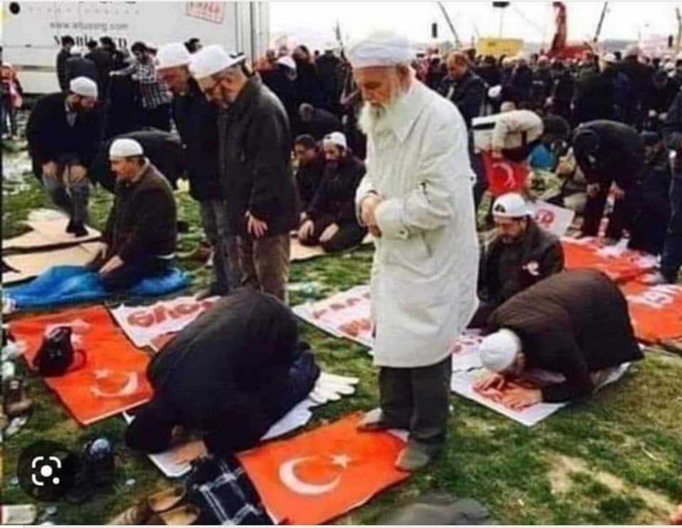 Glin69878782's tweet photo. Nasıl bir zihniyet bunlar hala anlamış değilim fotoğraf herşeyi anlatıyor,ben ne desem az kalır RTÜK bir vatandaş olarak #kızılgoncalar  dizisini izlemek istiyorum yoksa hiçbir şekilde TV izlemem yakınım,arkadaşım, akrabam kim varsa izlememesini sağlarım yeter bıktık karışmayın. https://t.co/MnhJcOk9ta