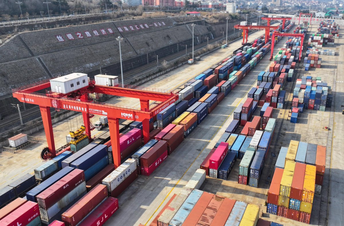 XinhuaItalia's tweet image. Il settore logistico della Cina ha registrato una rapida espansione a dicembre, secondo i dati del settore.
#ChinaLogisticsExpansion 📈🚚 #LogisticsPerformanceIndex 📊🏭 #DecemberLogisticsData 🌐🔍 #EconomicIndicator 📉📈 #ChinaFederationOfLogistics 🇨🇳🚛