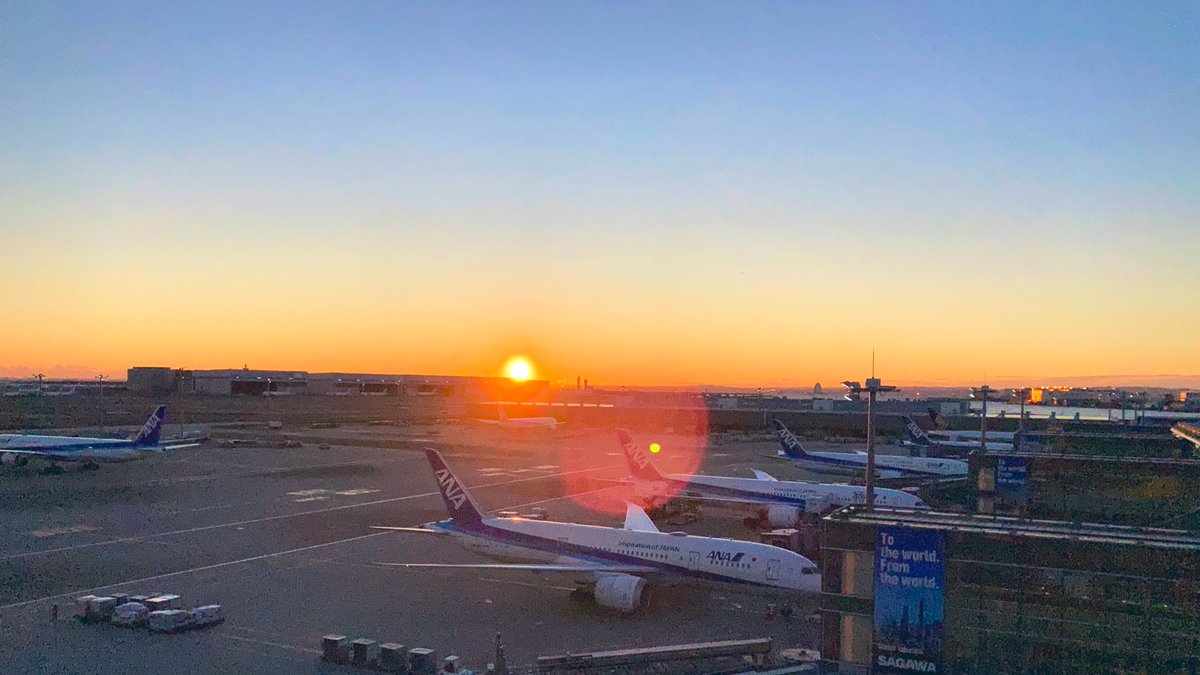 M0388843's tweet photo. 朝、羽田に行ってきました。
昨日は素晴らしい晴天だった。

羽田という特別な場所。
行けて良かった。 https://t.co/QsJFMCdBm6