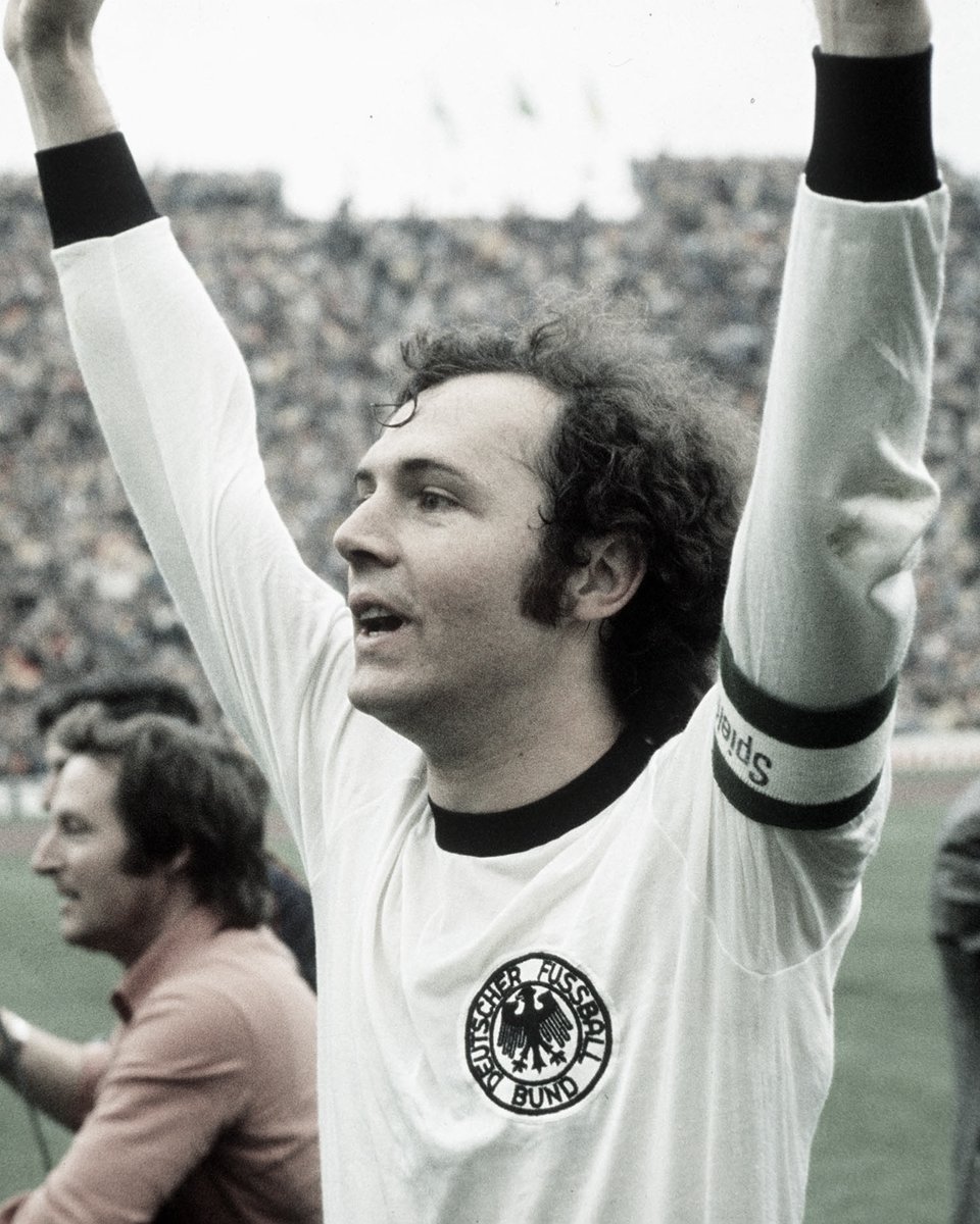 UEFAcom_es's tweet photo. Franz Beckenbauer, una de las leyendas más grandes del fútbol europeo, ha fallecido a los 78 años.

"Der Kaiser" fue un jugador extraordinario, un entrenador de éxito y un popular comentarista que dio forma al fútbol alemán como ningún otro. https://t.co/qlHnRFY4Qf
