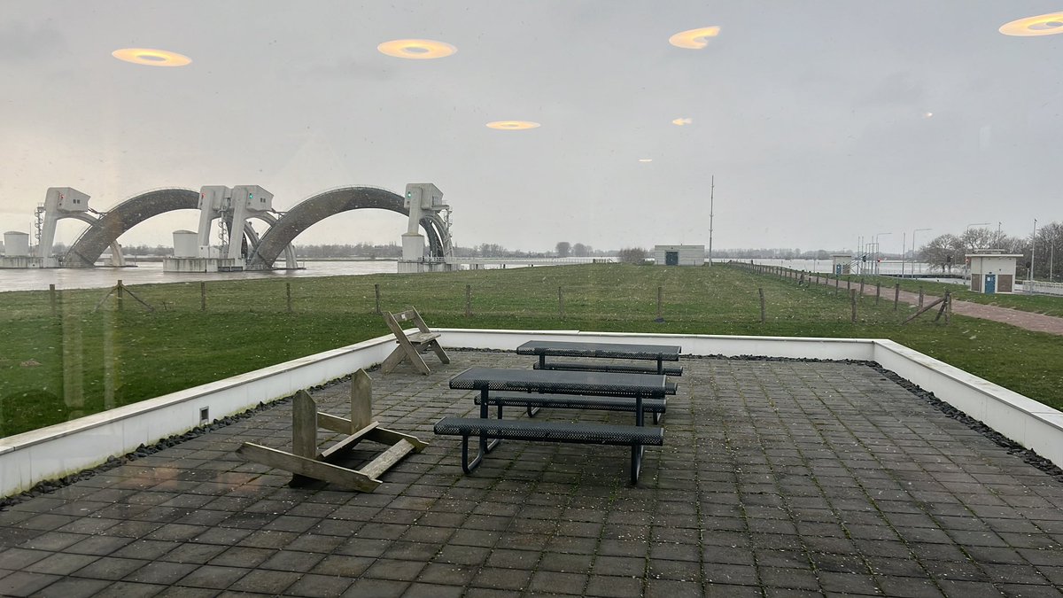 Vandaag een dagje administratie op de BCA, Bediencentrale Amerongen. Vanuit hier bedienen de collega’s de sluizen en stuwen Driel, Amerongen en Hagestein. 

Met het vallende waterstanden zullen de stuwen Amerongen &amp; Hagestein eind van deze week gesloten worden. 

<a href="/Rijkswaterstaat/">Rijkswaterstaat</a>