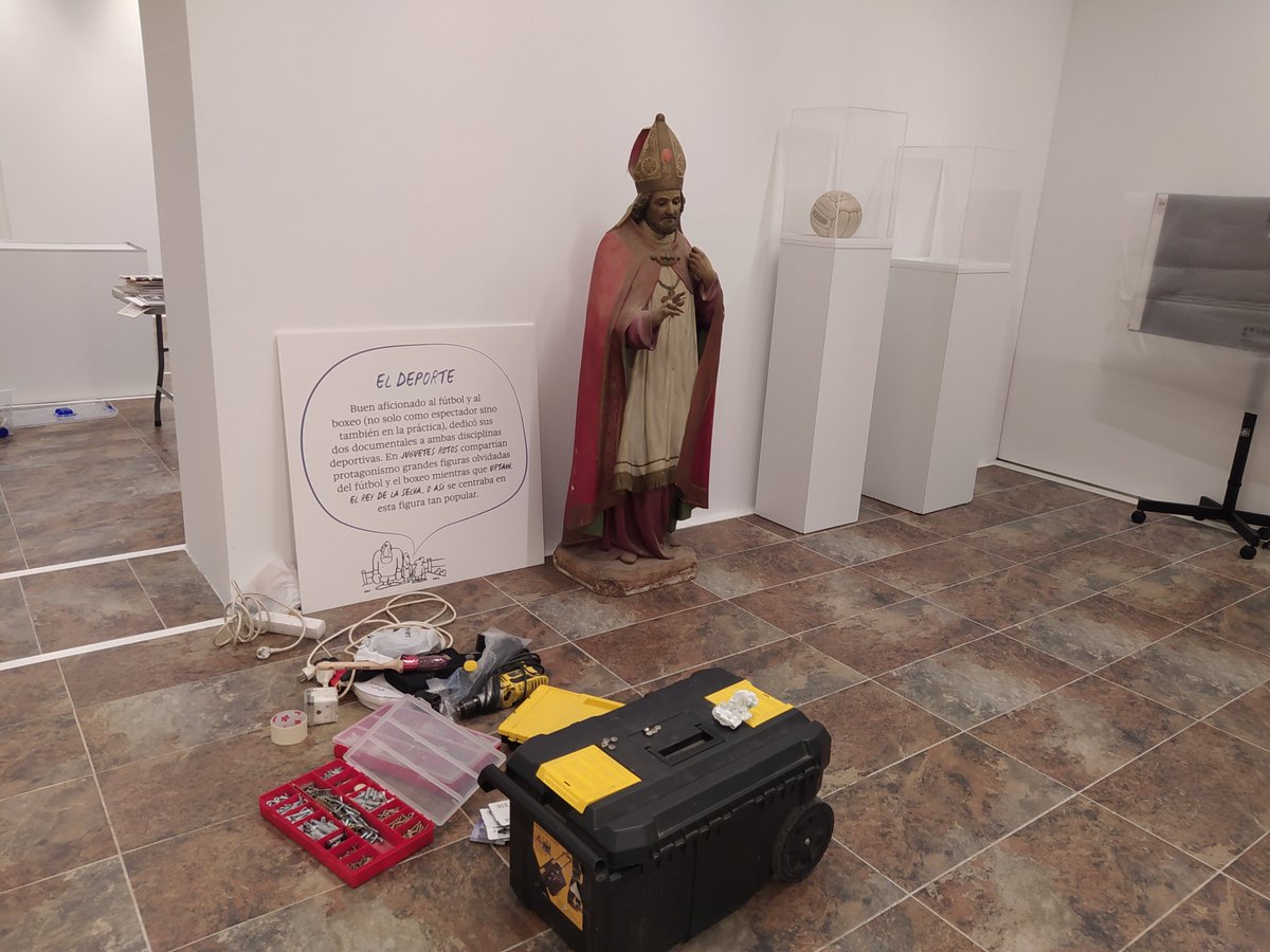 FranGMatute's tweet photo. La soledad del montaje de exposiciones. #SummersTime https://t.co/mklCkqG8Mt