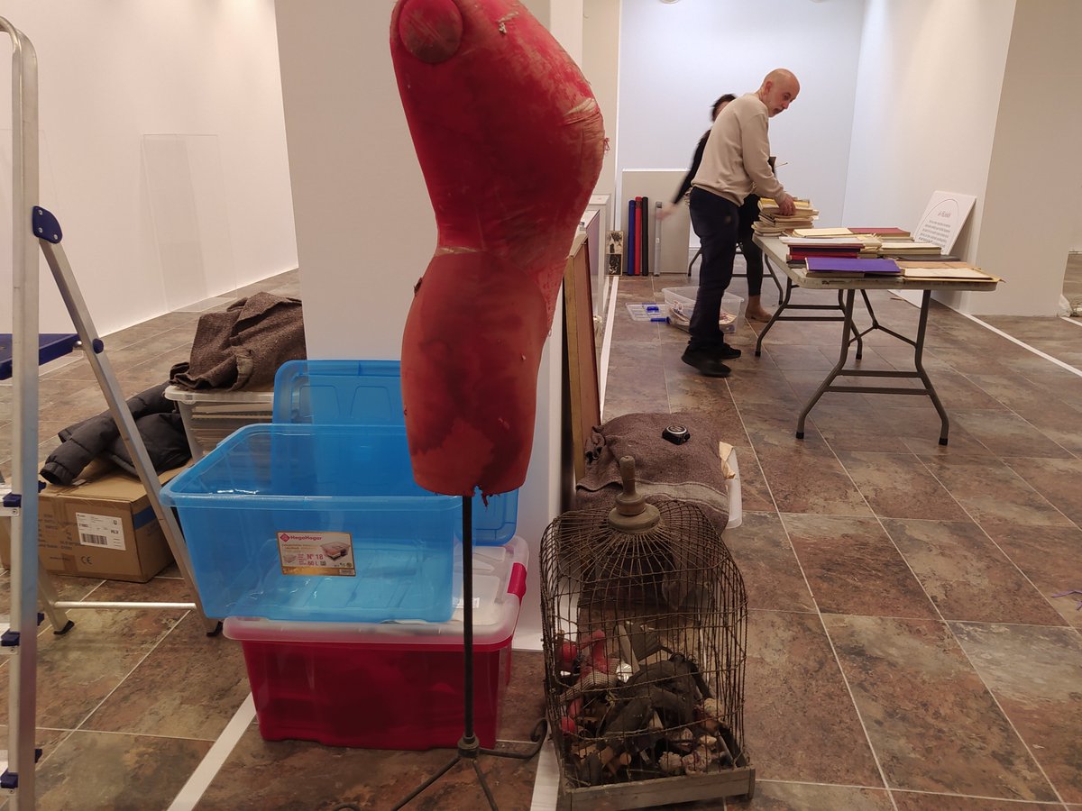 FranGMatute's tweet photo. La soledad del montaje de exposiciones. #SummersTime https://t.co/mklCkqG8Mt