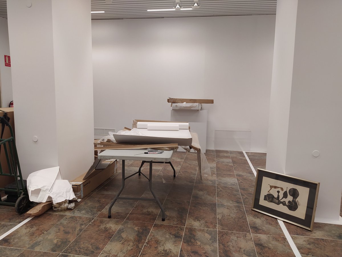 FranGMatute's tweet photo. La soledad del montaje de exposiciones. #SummersTime https://t.co/mklCkqG8Mt