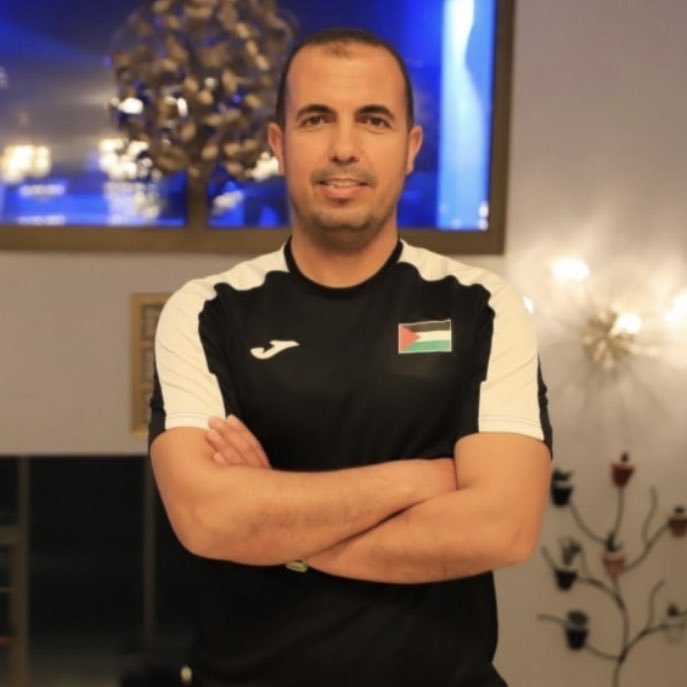 El entrenador palestino, Honey El-Masder, fue asesinado en su casa tras un bombardeo israelí en la Franja de Gaza. Desde el pasado 7/10, 67 futbolistas han sido asesinados por la persistente agresión israelí en Gaza. Condenamos este crimen contra el deporte.

#TodoUnPueblo🇵🇸