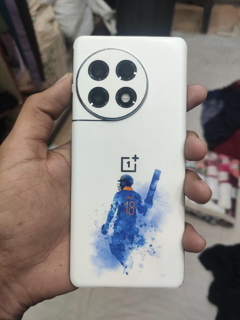 OsamaHalari's tweet photo. Got this awesome @imVkohli skin applied on my OnePlus 11R. I always wanted a white phone but @OnePlus_IN didn't launch it.
So I had to resort to this.
How does it look?

#oneplus11R https://t.co/qiG8KBWAJB
