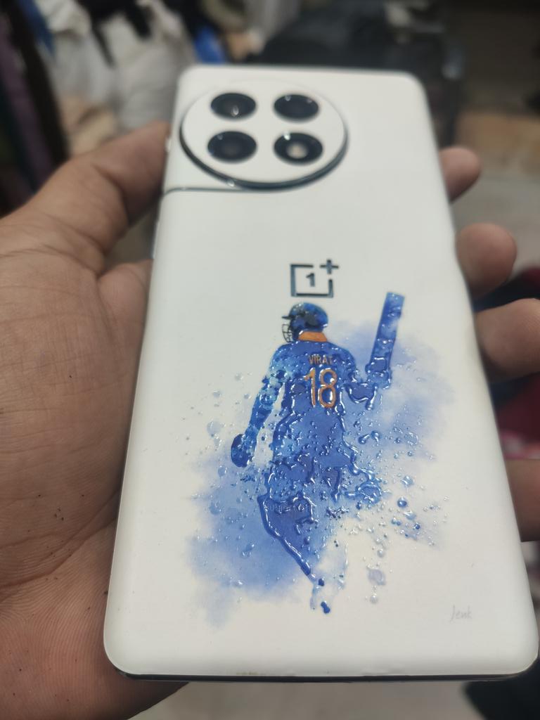 OsamaHalari's tweet photo. Got this awesome @imVkohli skin applied on my OnePlus 11R. I always wanted a white phone but @OnePlus_IN didn't launch it.
So I had to resort to this.
How does it look?

#oneplus11R https://t.co/qiG8KBWAJB