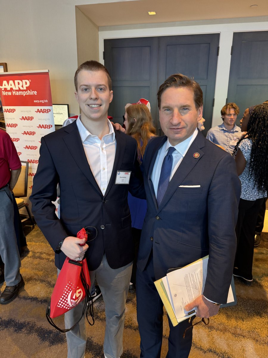 Silasmclellan1's tweet photo. It was my pleasure to meet Presidential Candidate Dean Phillips @deanbphillips ahead of today’s Democratic Debate in Manchester, NH. He had a lot to say about representing all Americans and uniting the country. Looking forward to helping elect this man to the Oval Office. https://t.co/bsFT5WuVXw