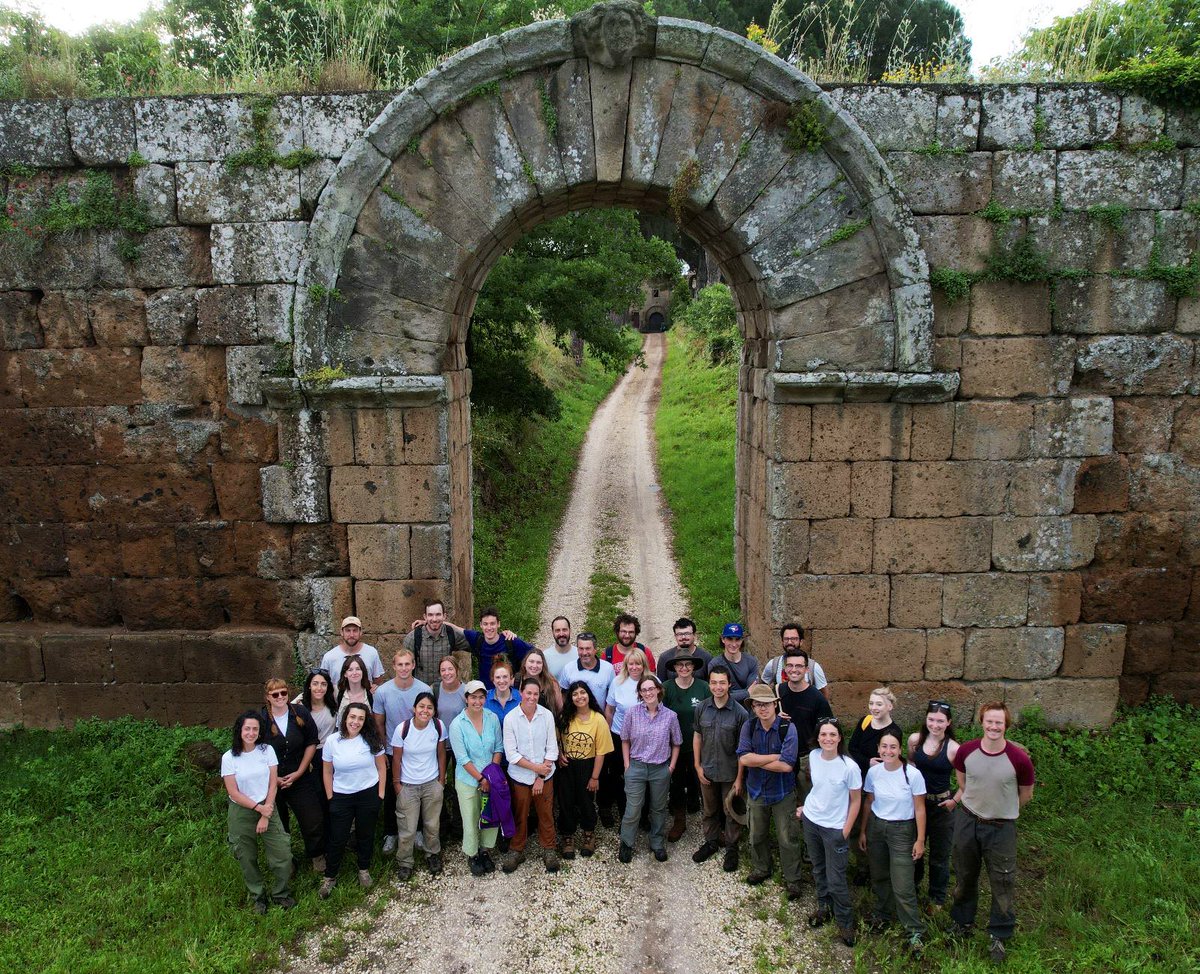 Extremely happy to announce that we are once again offering a *FULLY FUNDED* student placement with the @instclasstudies/@the_BSR excavations at @FaleriiNovi. Thanks to the generosity of @TheRomanSoc! 👏🎉 Happy to answer queries. Info+Apply 👉 romansociety.org/Grants-Prizes/…