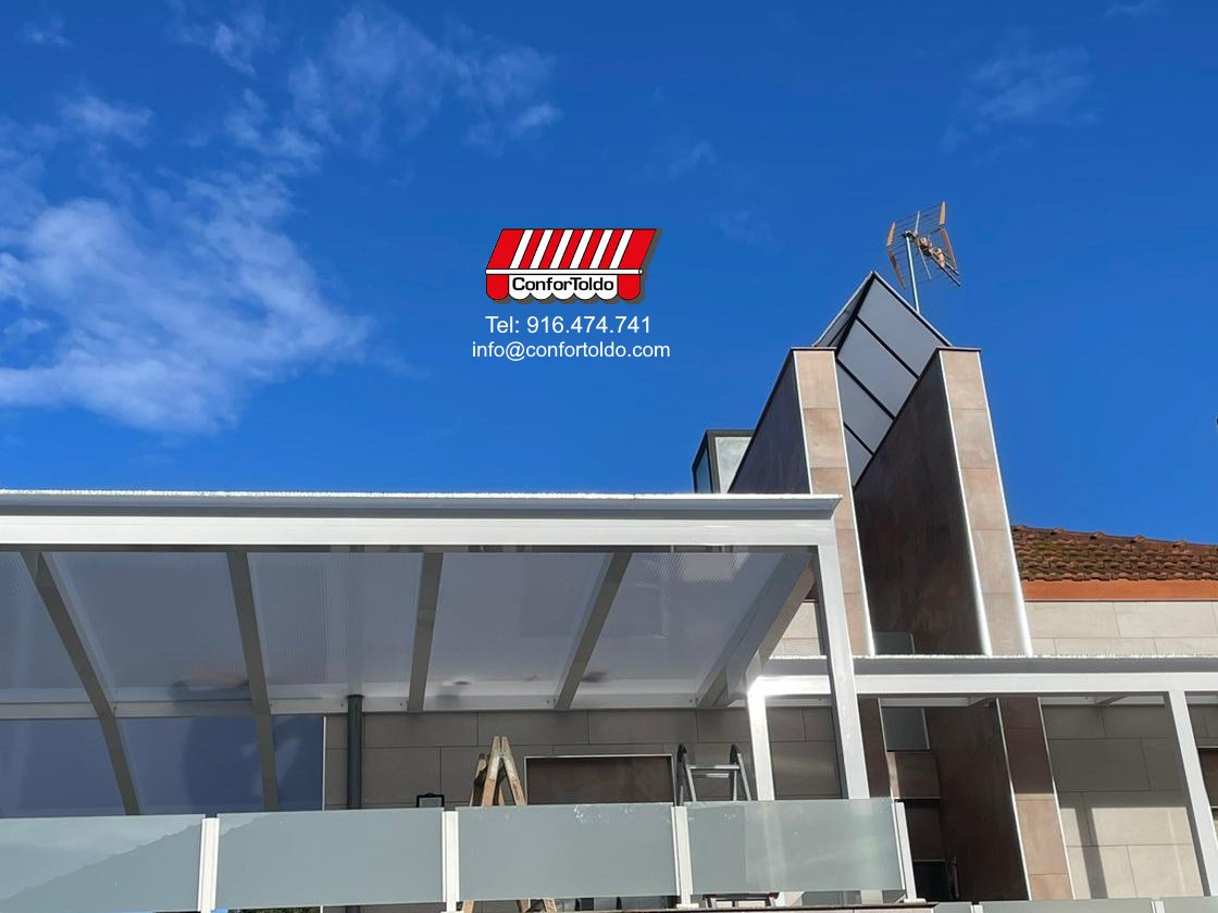 Confortoldo's tweet photo. Cubierta para terraza, fabricada en aluminio y policarbonato

#Toldos #Pergolas #Marquesinas #Cerramientos #Estores #CortinasDeCristal https://t.co/zt3zC1Qn9m